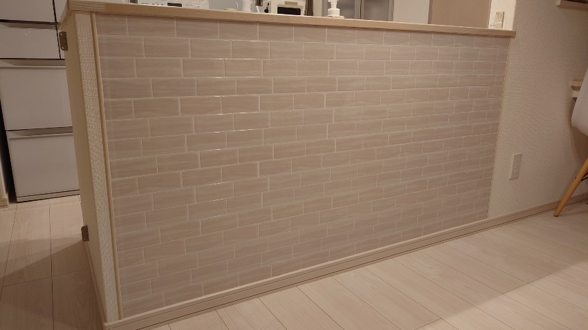 カウンターキッチンの壁にタイル調ステッカーをおしゃれにDIY
