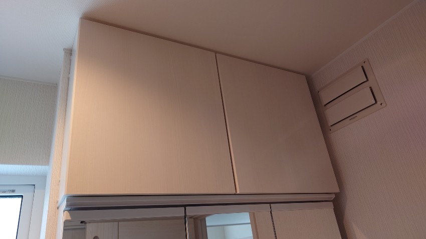 洗面台の上の空きスペースに観音開き収納設置