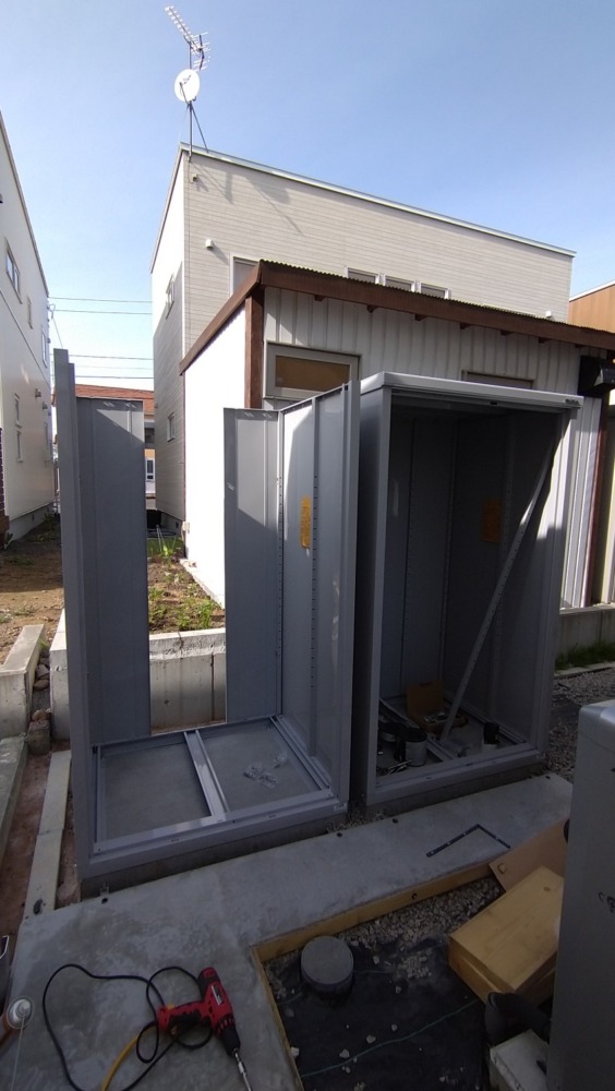 コンクリート基礎上に物置設置（イナバ物置タイヤストッカー）