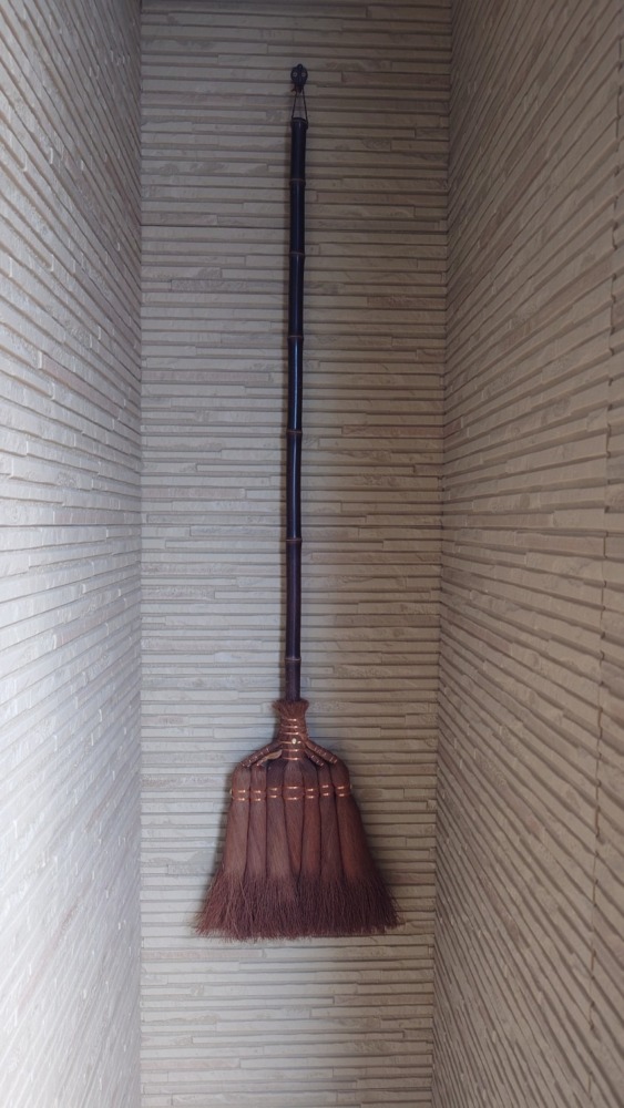 外壁にフックを取り付けてほうき＆スコップ収納