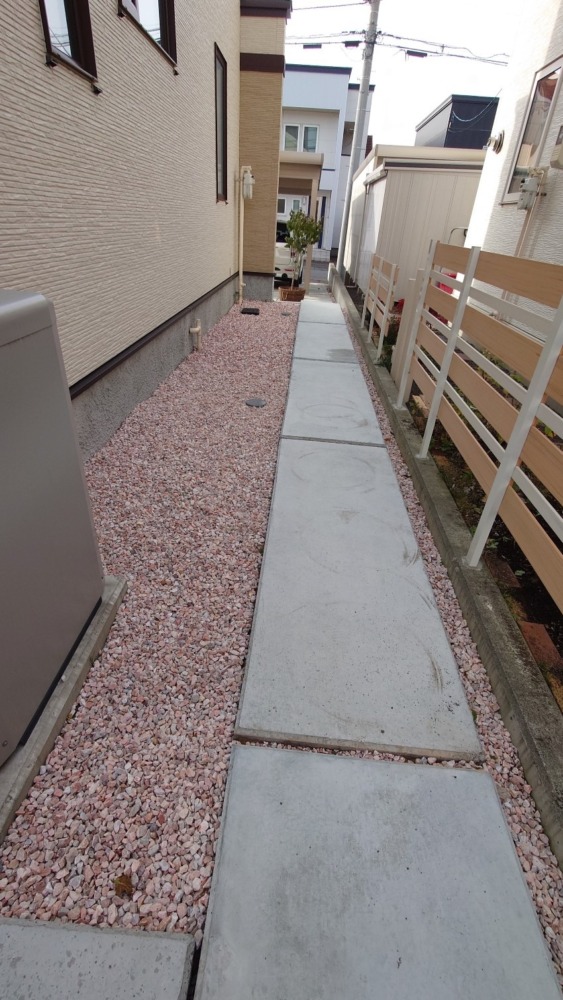 犬走りを土間コンクリートと化粧砂利でおしゃれに舗装