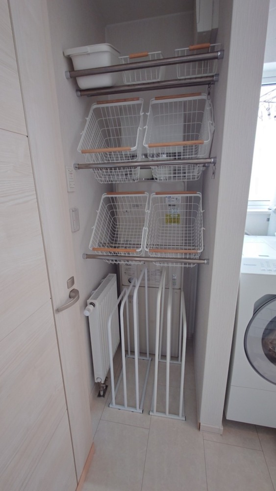 脱衣所にランドリーバスケット（洗濯カゴ）置き場とバスタオルハンガーの設置