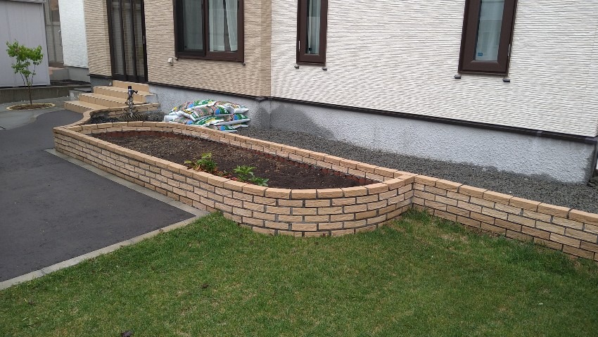 家の正面にレンガとモルタルで花壇造り　その２