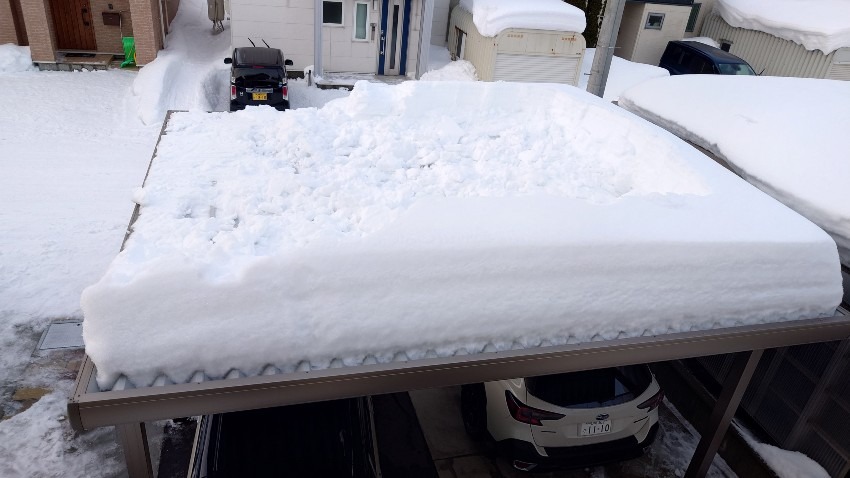 カーポートの雪おろし