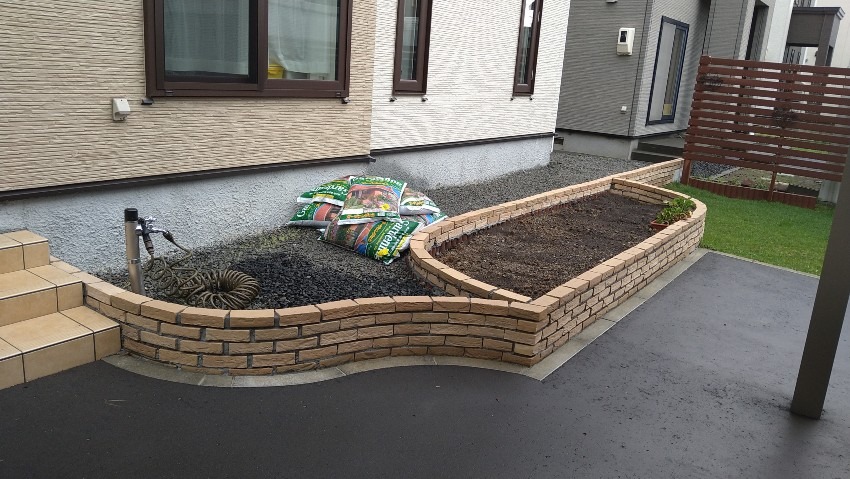 家の正面にレンガとモルタルで花壇造り　その１