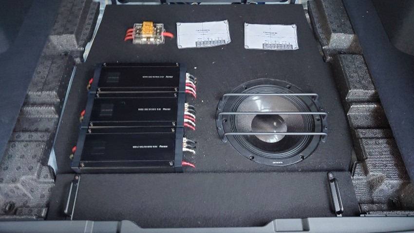 サブトランクのウーファーBOX（レガシーアウトバック）